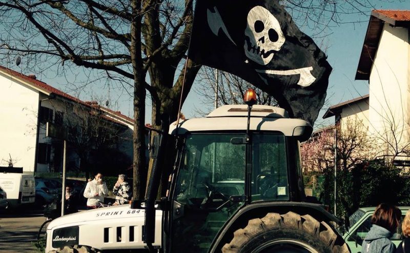 Perché gli agricoltori protestano con i trattori in strada